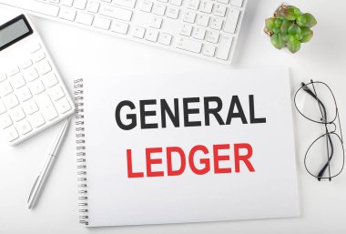 Klavyesi, not defteri ve hesap makinesi olan bir ofis masası. Üst Görünüm, Metin Genel LEDGER