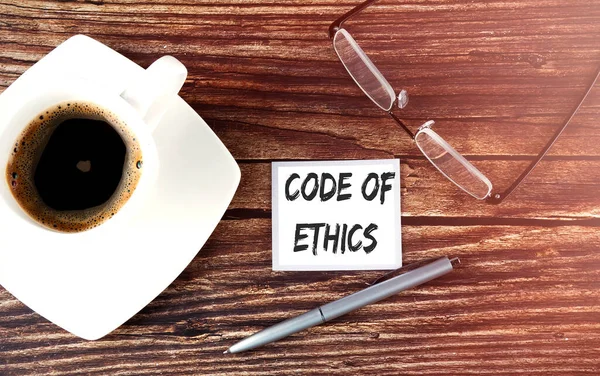 Código Ética Texto Pegajoso Con Café Pluma Vasos Sobre Fondo — Foto de Stock