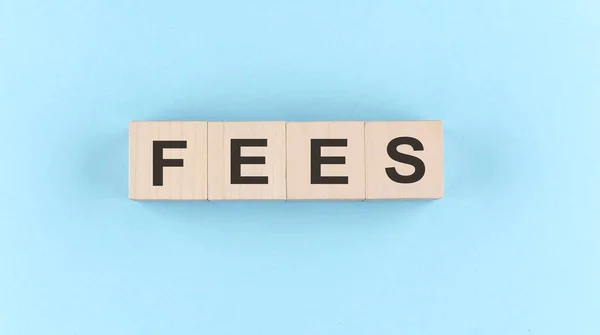 Ξύλινο Κύβο Μπλοκ Κείμενο Fees Μπλε Φόντο — Φωτογραφία Αρχείου