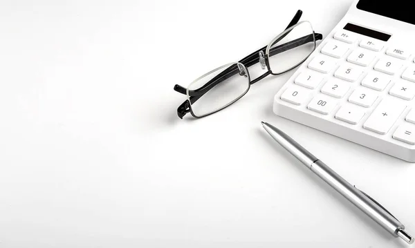 Kalkulator Długopis Okulary Białym Tle — Zdjęcie stockowe