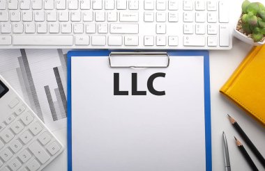 LLC kağıda klavye, grafik, hesap makinesi ve defter ile yazıldı