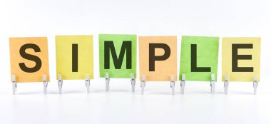 SIMPLE ifadesi beyaz arkaplanda, çok renkli çıkartmalara yazılmıştır. İş kavramı, strateji, planlama.
