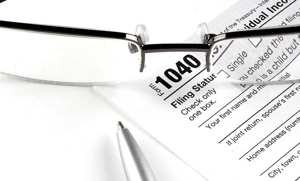 Formulario 1040 Con Bolígrafo Gafas Sobre Fondo Blanco — Foto de Stock