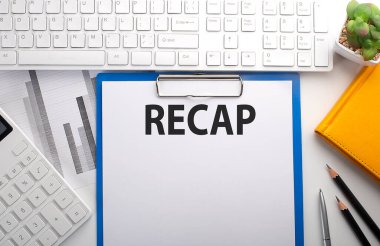 Klavye, grafik, hesap makinesi ve defter ile kağıda yazılmış RECAP