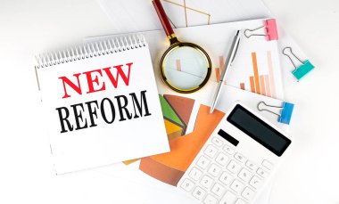 Beyaz not defteri beyaz arkaplan üzerinde diyagramı, grafiği, hesap makinesi olan NEW REform