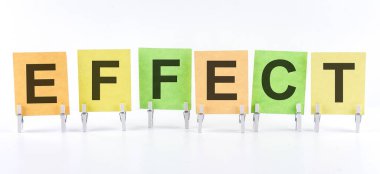 EFFECT ifadesi beyaz arka planda çok renkli çıkartmalara yazılmıştır. İş kavramı, strateji, planlama.