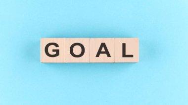 Mavi arkaplanda metin hedefi olan tahta küp bloğu