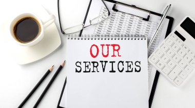 SERVİS metnimiz kağıt üzerinde hesap makinesi, not defteri, kahve, çizgili kalem ile
