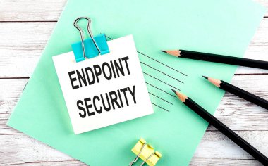 Tahta zemin üzerinde kalemler ile kısa notta Metin Sonu Güvenliği