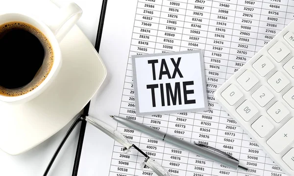 Tax Time Tekst Sticky Kaart Met Koffie Pen Rekenmachine — Stockfoto