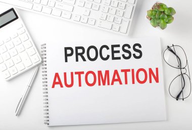 Klavyesi, not defteri ve hesap makinesi olan bir ofis masası. Üst Görünüm, Metin Süreci Havalandırması