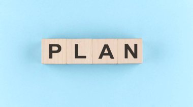 Mavi arkaplan üzerinde metin PLAN ile tahta küp bloğu