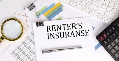 RENTER 'İN INSURANCE metin beyaz kağıt üzerinde grafik kağıt, klavye ve hesap makinesi ile ışık arkaplan