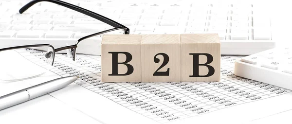 B2B Written Wooden Cube Keyboard Calculator Chart Glasses Business — Zdjęcie stockowe
