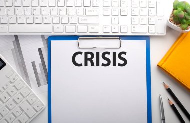 CRISIS kağıda klavye, grafik, hesap makinesi ve defter ile yazıldı