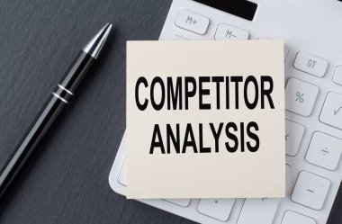 Metin COMPETITOR ANALYSIS, hesap makinesindeki çıkartma, iş konsepti