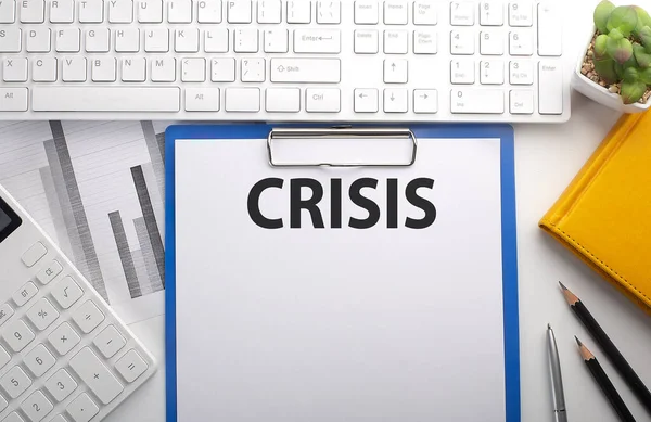 Crisis Написан Бумаге Клавиатурой Графиком Калькулятором Ноутбуком — стоковое фото