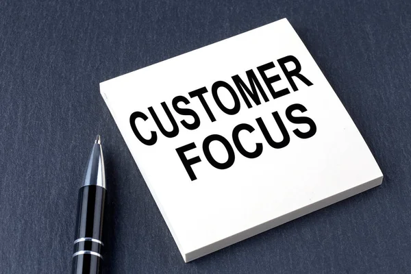Customer Focus Text Sticker Pen Black Background — Stockfoto