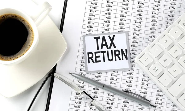 Tax Return Tekst Wykresie Lepki Kawą Piórem Kalkulatorem — Zdjęcie stockowe