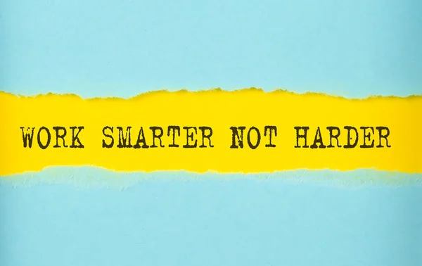 Trabajar Smarter Harder Texto Sobre Papel Desgarrado Fondo Amarillo — Foto de Stock