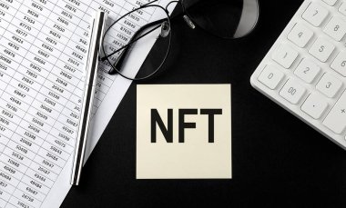 Siyah arkaplanda gözlüklü, grafikli ve hesap makineli etiketli NFT iletisini kavra