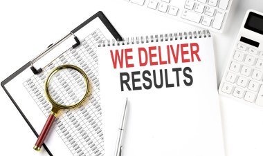 Klavyesi, not defteri, çizelgesi ve hesap makinesi olan ofis masası. Üst Görünüm, DELİK SİLAH EDİYORUZ