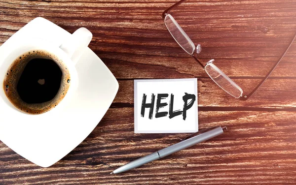 Help Tekst Plakkerig Met Koffie Pen Bril Houten Ondergrond — Stockfoto
