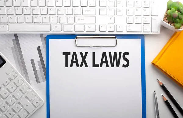 Tax Prawo Napisane Papierze Klawiaturą Wykresem Kalkulatorem Notebookiem — Zdjęcie stockowe