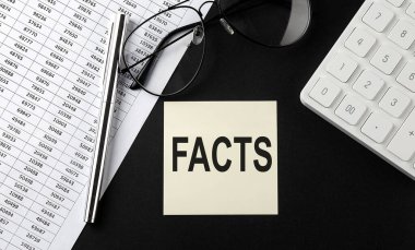 Siyah zemin üzerinde gözlük, grafik ve hesap makinesi olan yapıştırma üzerine FACTS iletisini kavra
