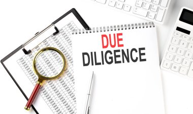 Klavyesi, not defteri, çizelgesi ve hesap makinesi olan ofis masası. Üst görünüm, metin DUE DILIGENCE