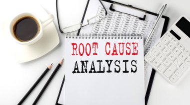 ROOT Neden Analiz metin kağıt üzerinde hesap makinesi, not defteri, kahve, grafik ile kalem