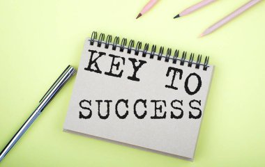 Sarı arkaplandaki not defterine SUCCESS metni yazmak için anahtar