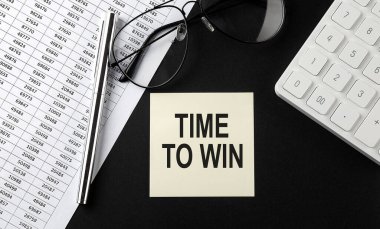 Time to WIN iletisini siyah arkaplanda gözlüklü, grafikli ve hesap makineli çıkartmayla kazanma kavramı