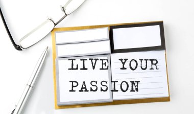 Gözlükler, kalemler, iş yerleri ile yapışkan notlar üzerine YAŞIN