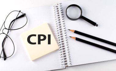 Kelime CPI - Tüketici Fiyat Endeksi Defterde kalem, büyüteç ve gözlüklü hasta