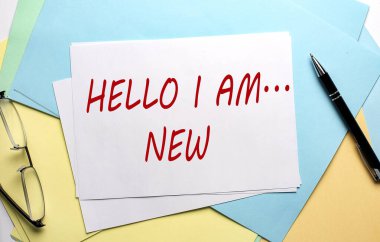 Merhaba ben... renkli kağıt arkaplan üzerine yeni bir metin