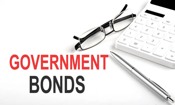 Gobierno Bonds Concepto Calculadora Bolígrafo Gafas Sobre Fondo Blanco — Foto de Stock