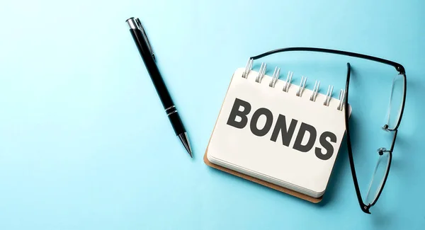 Bonds Text Napsaný Poznámkovém Bloku Modrém Pozadí — Stock fotografie