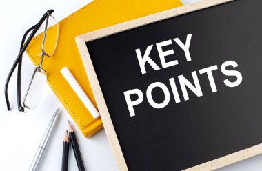 Anahtarlar tahtadaki metni not defteri, kalem, kalem ile noktalar.