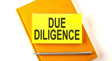 Sarı not defterindeki çıkartma üzerindeki yazı DÜNYA DILIGENCE