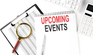 Klavyesi, not defteri, çizelgesi ve hesap makinesi olan ofis masası. Üst Görünüm, Metin Yaklaşan Olaylar