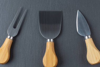 Siyah arka planda izole edilmiş peynir bıçakları..