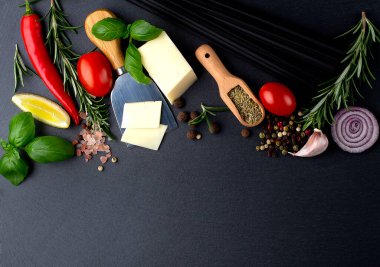 Pişirme ve malzemelerle siyah makarna. Siyah arkaplan