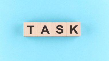 Mavi arkaplanda TASK yazısıyla tahta küp bloğu