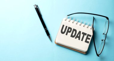 Mavi arkaplanda bir not defterine yazılan UPDATE metni