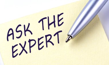 Yapışkan Not İletisi Beyaz arkaplanda kalem ile Uzmana sorun