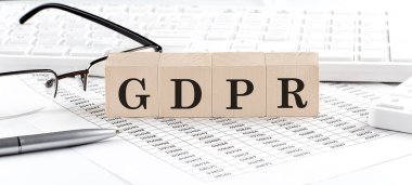 Klavyeyle, hesap makinesiyle, grafikle, gözlüklerle ahşap küpte GDPR yazılıydı.