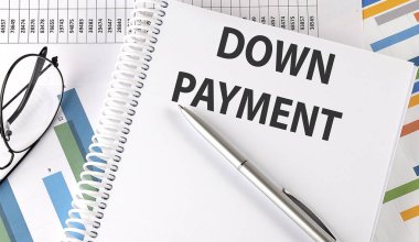 DOWN Ödeme metni, kalem ve bardaklar grafikte