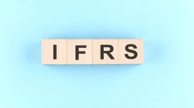 Mavi zemin üzerinde metin IFRS olan tahta küp bloğu