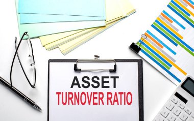 Kağıt tablosunda dosya, renk kağıdı ve hesap makinesiyle ODT TURNOVER RATIO metni